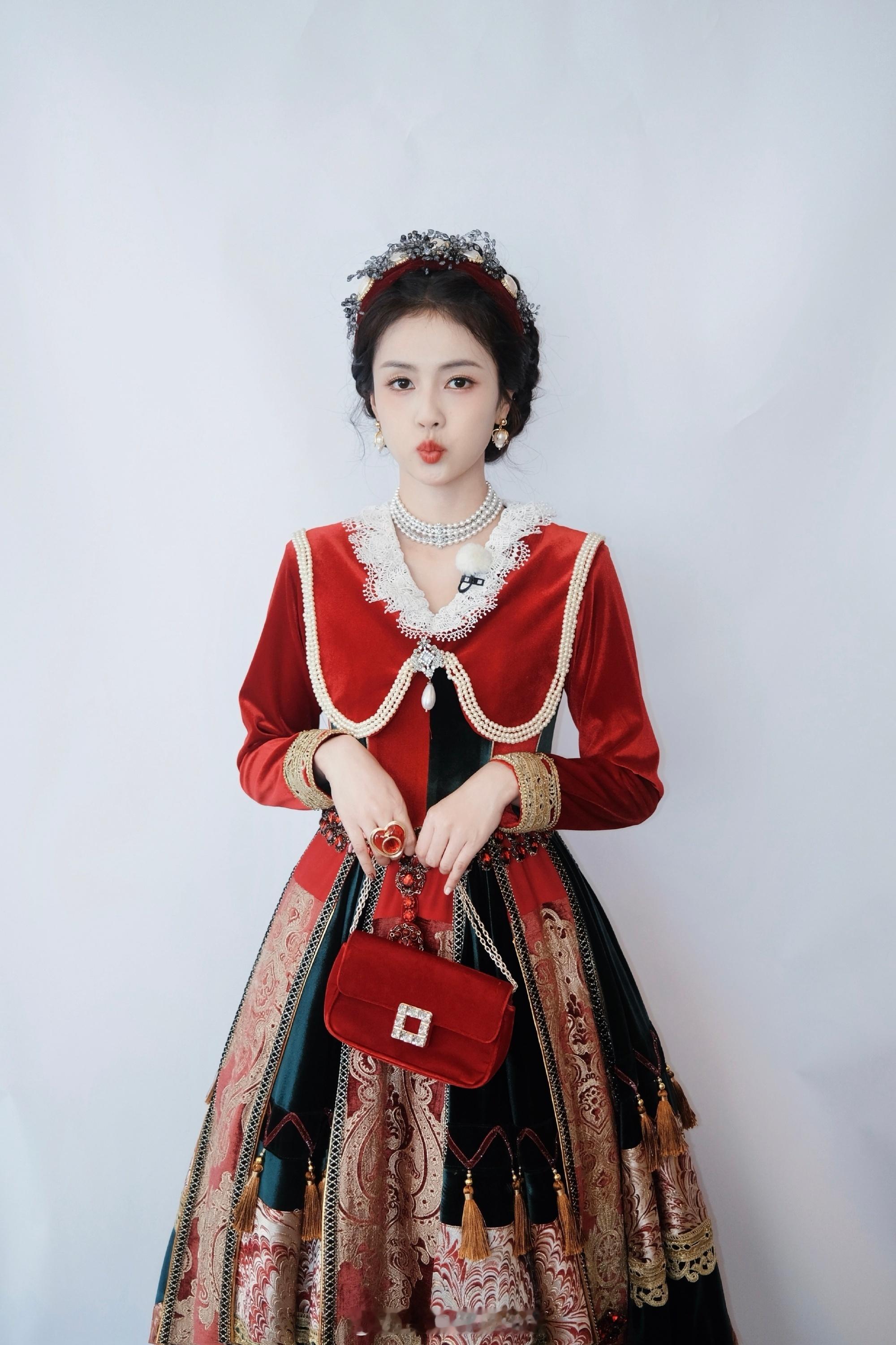 白鹿宫廷风红裙造型 