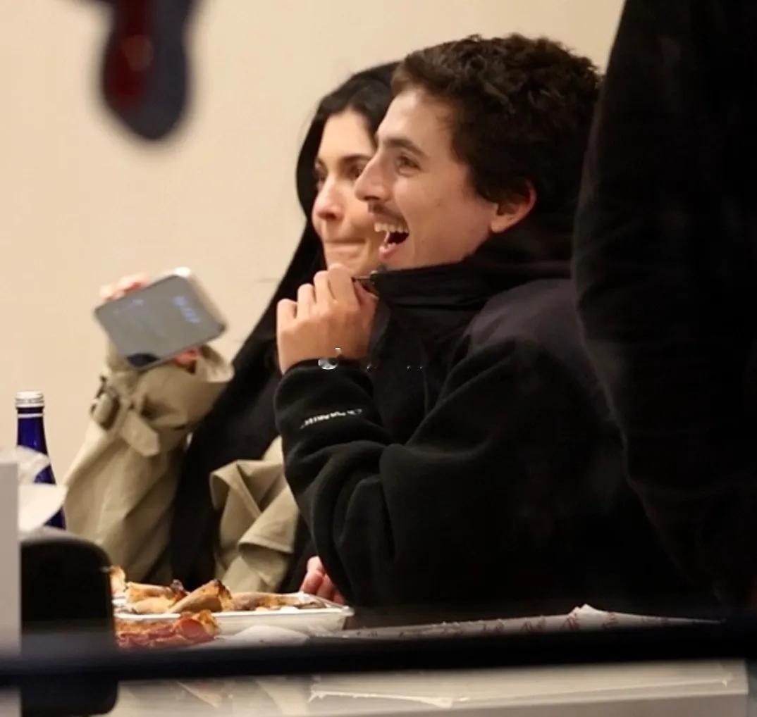 Kylie Jenner和甜茶Timothée Chalamet被拍到的pizz