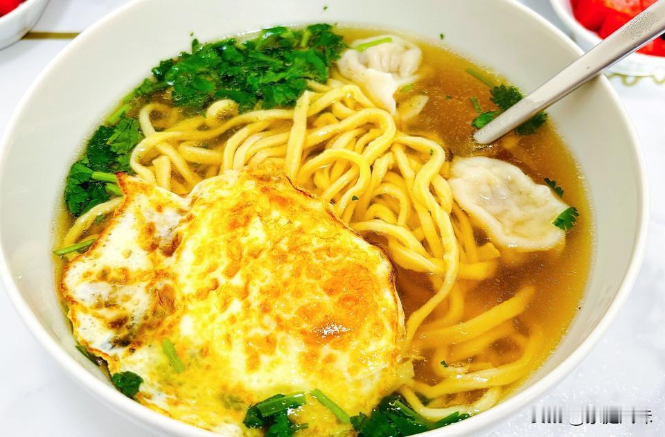 早餐面
手擀鸡蛋面里加了几个鸡肉饺子和一个煎鸡蛋，能量满满的一碗早餐面。

手擀