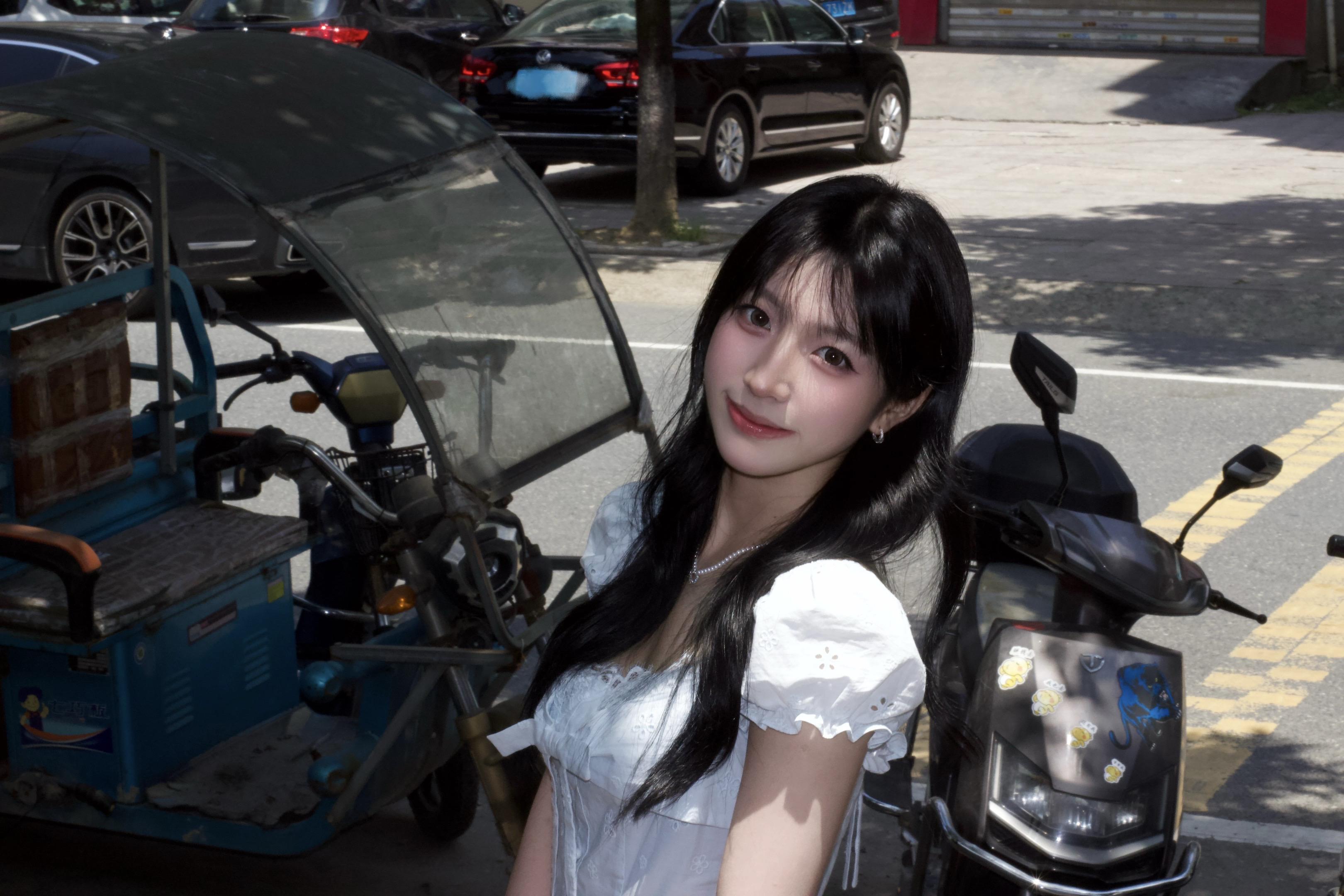 她歪着脑袋总在问我。