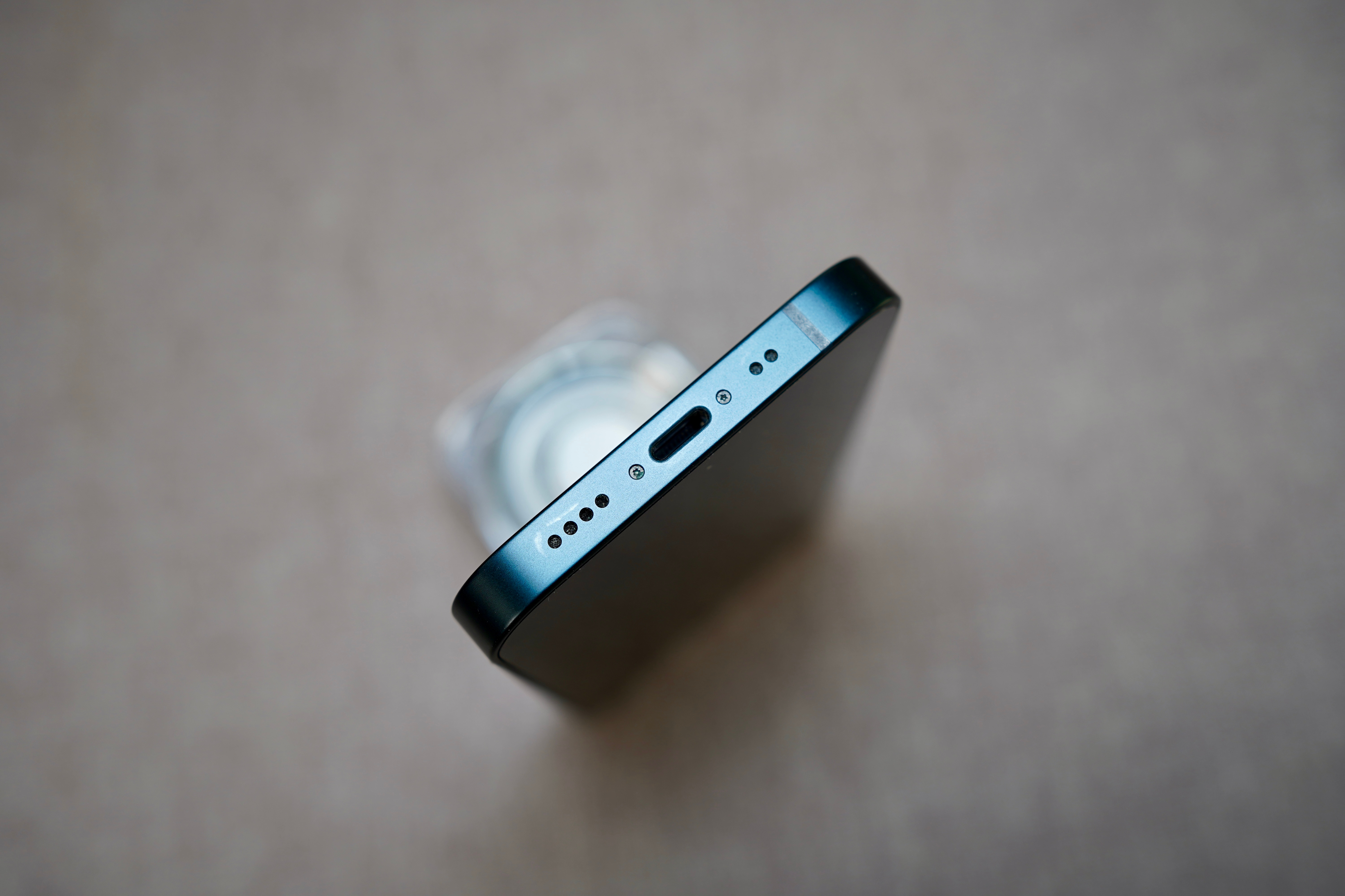 真漂亮，这台无锁iPhone 13 mini，要不是内存小了一点，我都上手了。