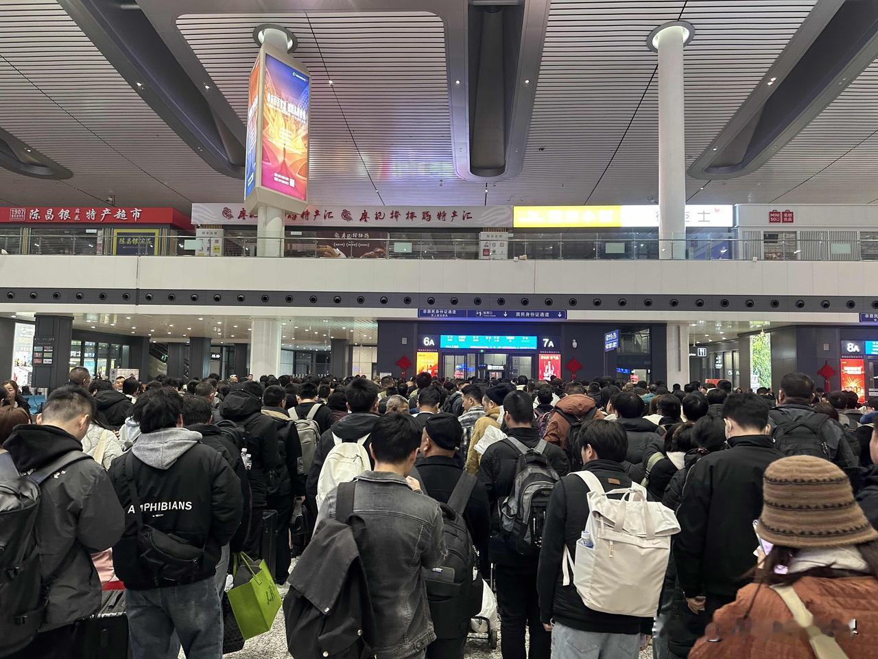 2月12日一大早，天还漆黑但是重庆西站人山人海春运太热闹啦！凌晨6点半左右，男厕