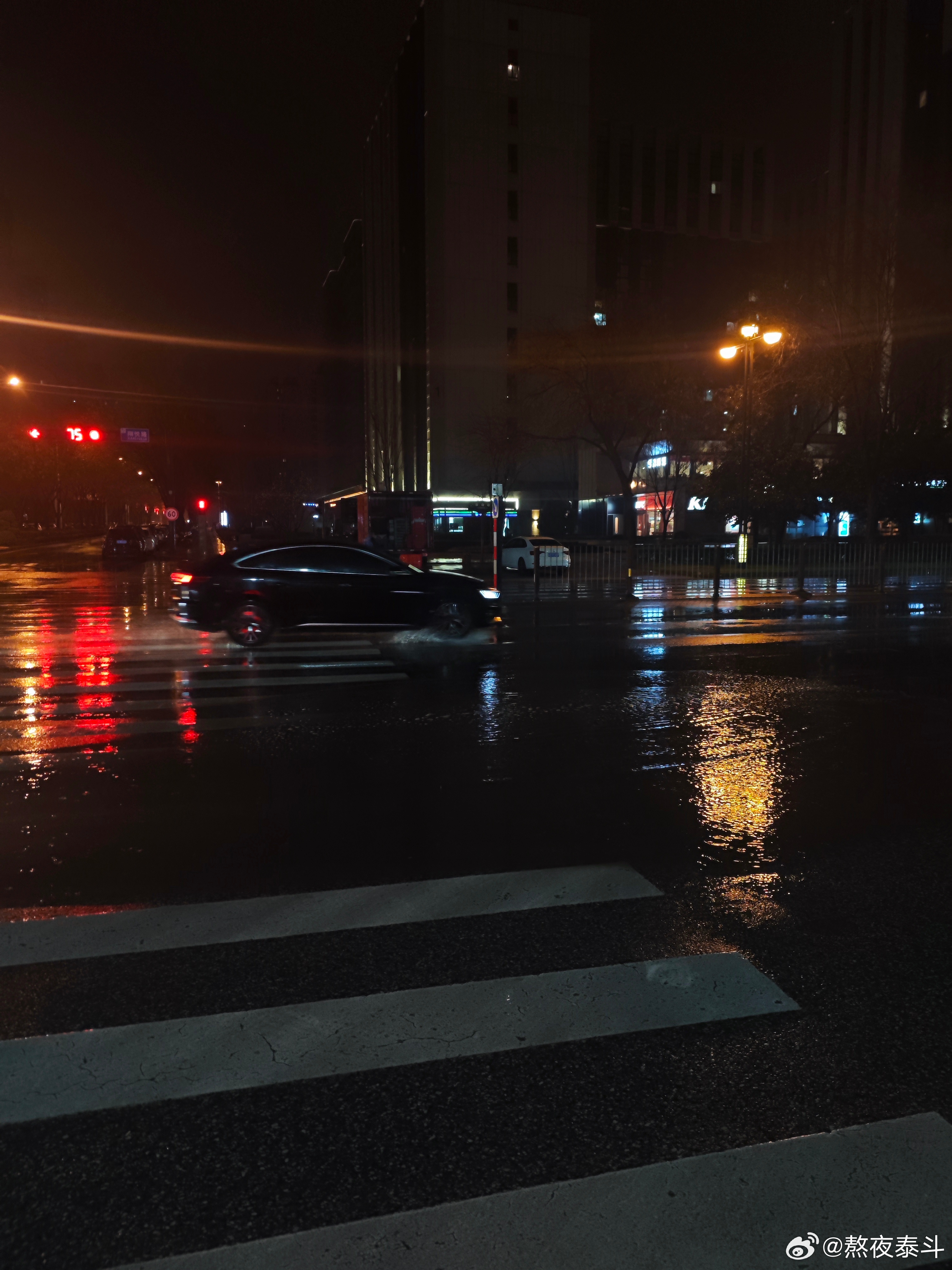 今天和几个大北郊老朋友喝酒，索性就把车扔那儿，自己坐地铁回，反正明天还得过去，省