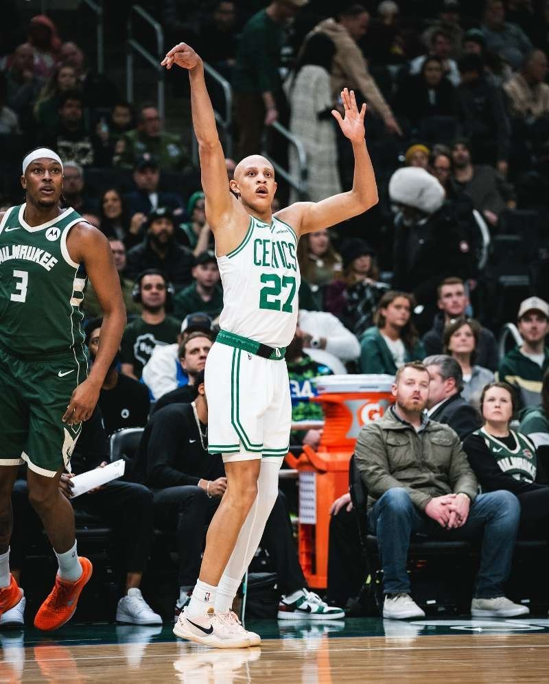 判若两队！今天凯尔特人上半场42投22中、投篮命中率为52.4%；下半场39投仅