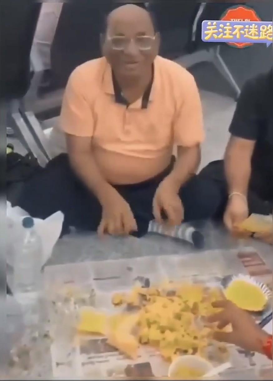 泰国机场这一幕，很好体现出印度人饮食文化的随心所欲，这个大叔是印度古吉拉特演员H