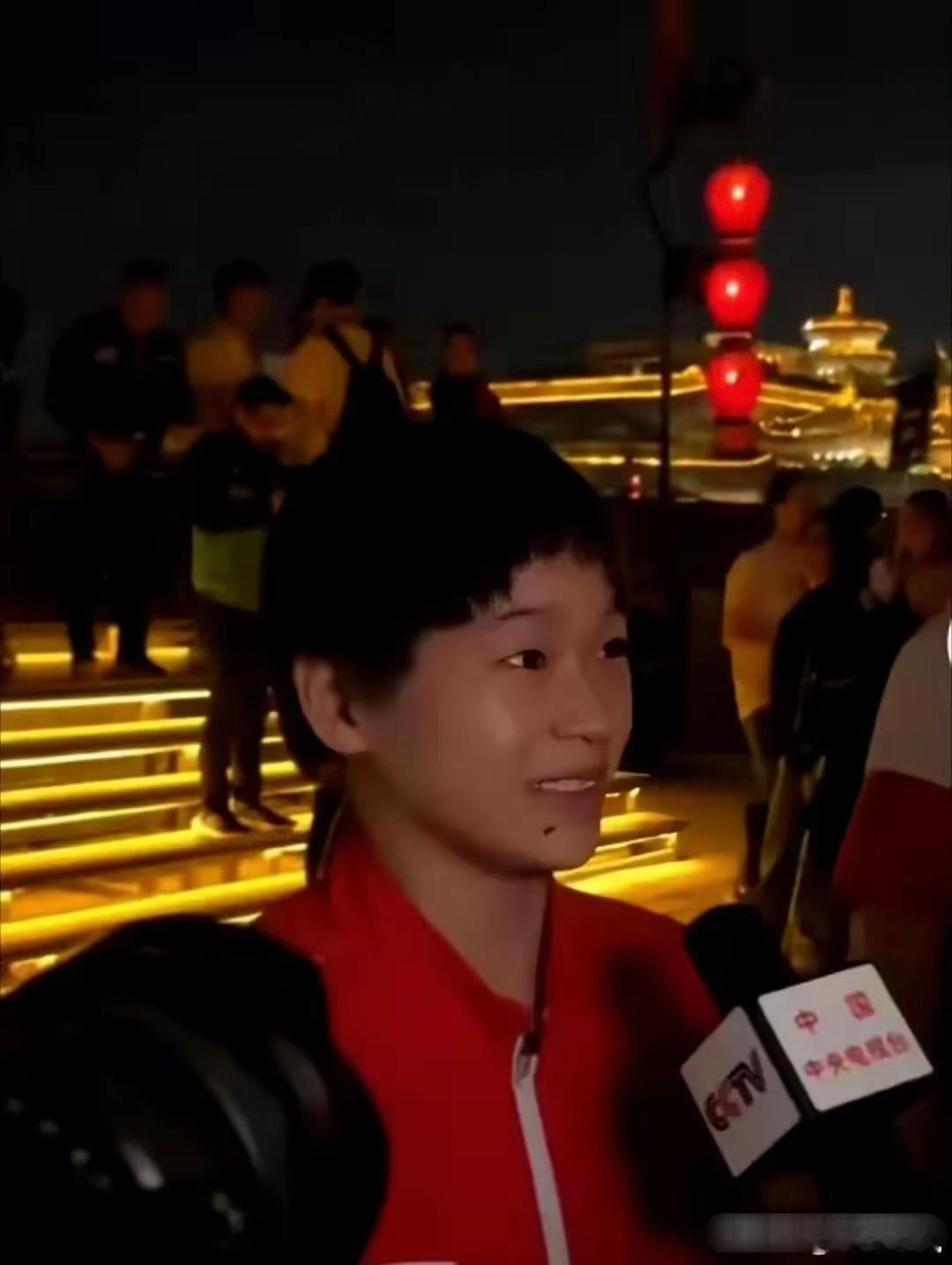 全红婵再遇“灵魂拷问”，记者巧设陷阱：“巴黎之行印象如何？”全红婵机智应答：“简