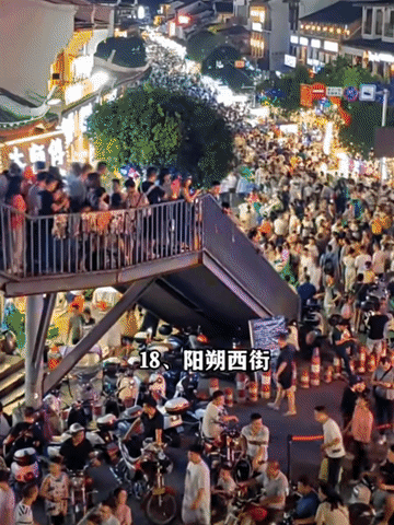 不是说国人少了，鼓励二胎的么？
怎么这人看着一年比一年更挤呢？就单单旅游区就布满