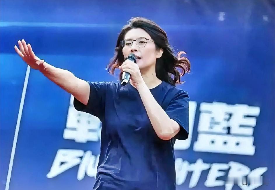 郑丽文当国民党主席，
我特意去查一下她，不查不知，
一查真是吓一跳，她的父亲是军