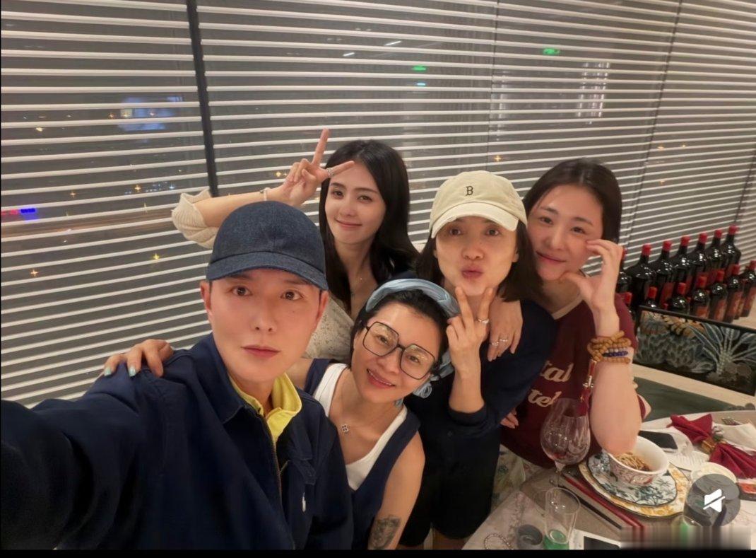 鹿姐高奢代言都掉没了，她跟刘冲不是跟很熟吗？刘冲咋也不介绍人脉给她