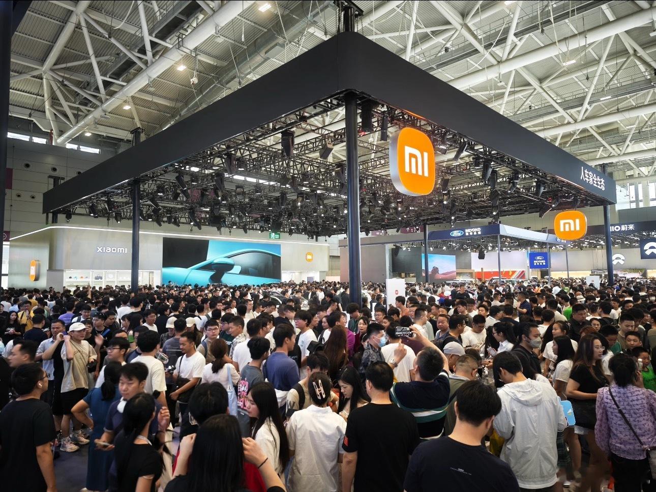 粤港澳大湾区车展的小米展台，这个人流有点太恐怖了吧[衰] ​​​