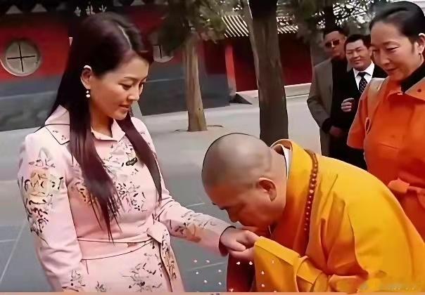 释永信这是在给李湘看手相吗？ ​​​