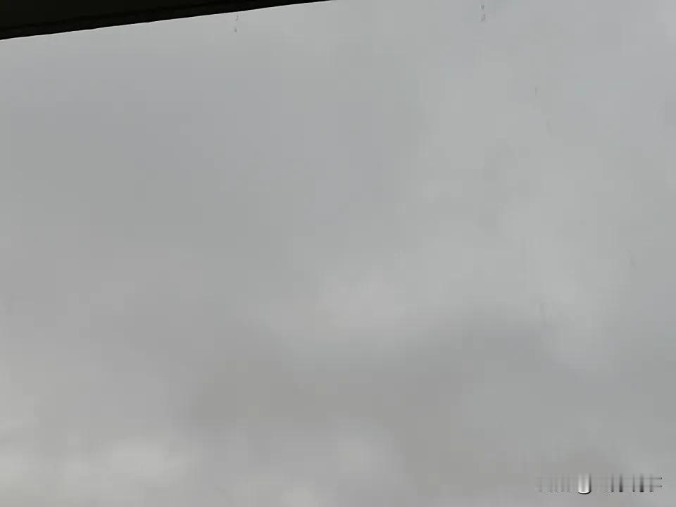 巴威又耍我们，这合肥也没有台风啊，也就下点毛毛雨。

这下好了，买那么多方便面，