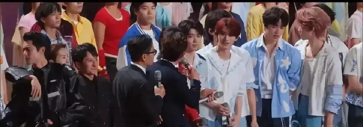 跨年倒计时最后一秒，何炅后退那半步，镜头焦点瞬间撕裂。
不是失误，是算计到帧的让