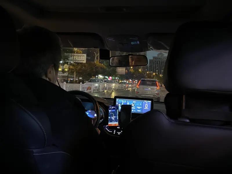 4月19日，网约车司机老韩载着女孩，途中拼车上来一男子。起初男子只是普通寒暄，可