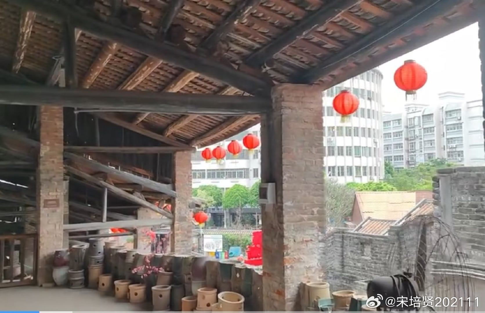 原创诗词  游广东佛山南风古灶有感风助灶火旺，黄泥凝精光。苦尽出龙窑，荣登大雅堂