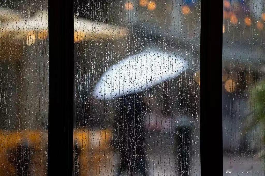 淋雨回家晚上倒下淋了十几分钟的雨，竟然得了脑膜炎，甚至被送进重症监护室！根据“半