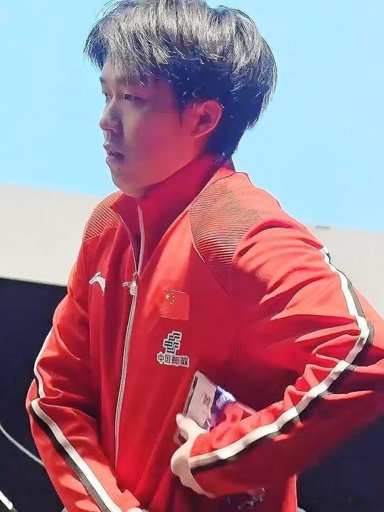 王楚钦为首发的梁靖崑鼓掌加油国乒男团让一追三泪目瞬间：王楚钦在角落为梁靖崑鼓掌后