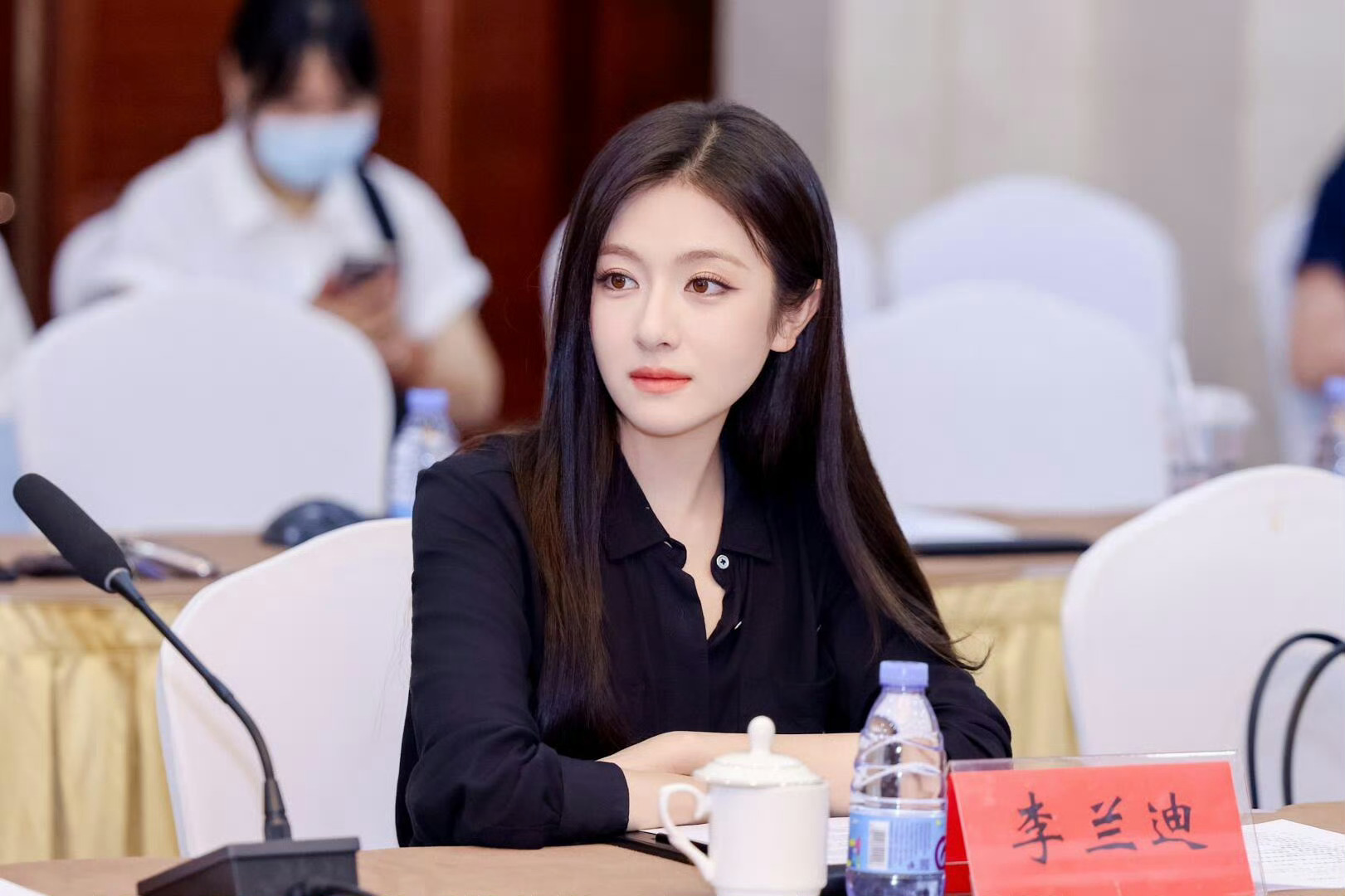 李兰迪 李兰迪参加喀什恋歌研讨会一人血书求兰迪演高干文，高质感都溢出来了李兰迪喀