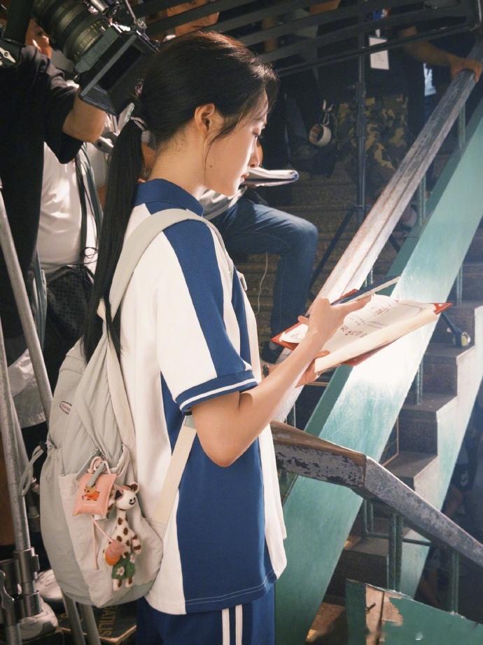 解锁关晓彤片场小记！蓝白校服搭配马尾，眼神坚定，片场休息时又活力满满，太有魅力了