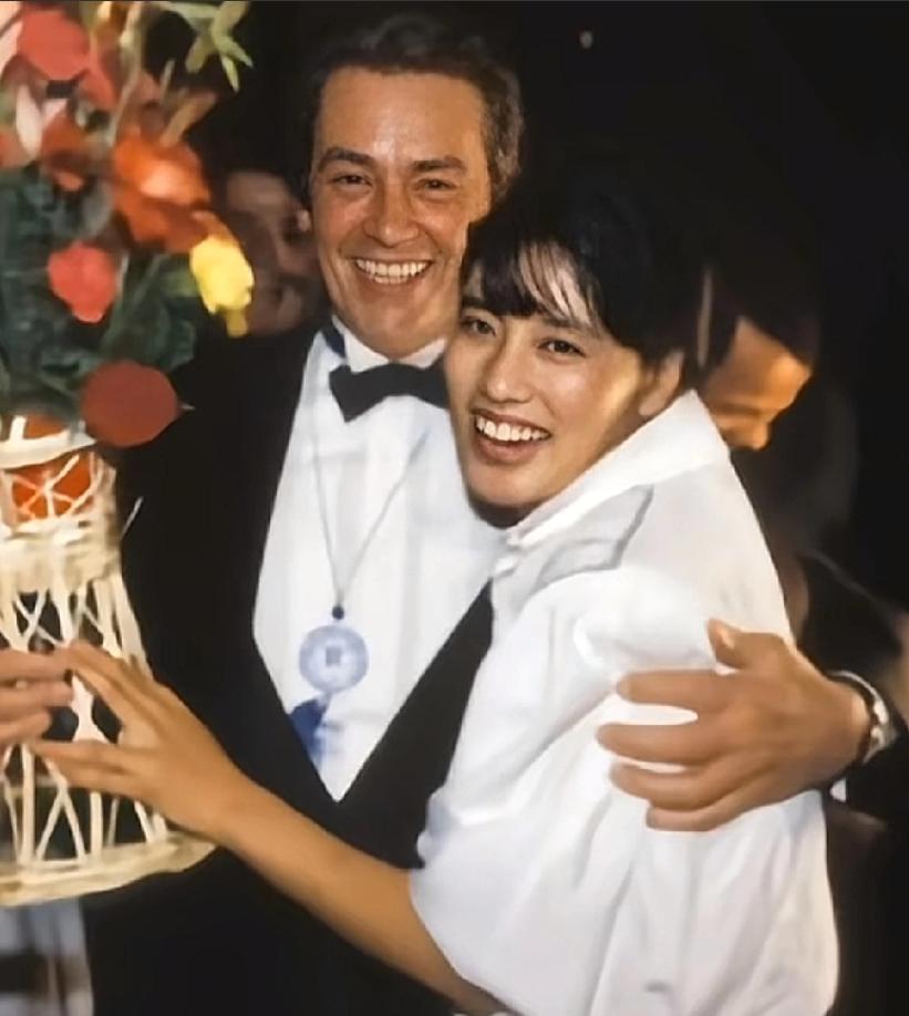 [中国赞]80年代，52岁的阿兰德龙访华期间对25岁的李凤绪一见钟情并当场求婚。