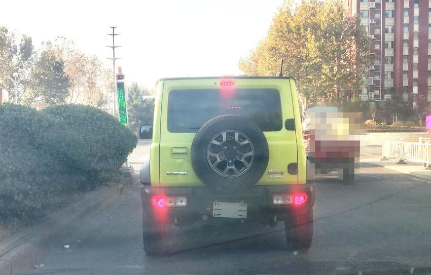 不管从哪个角度来看

为啥总觉得铃木吉姆尼这么个小车

根本就不值这二三十万的售