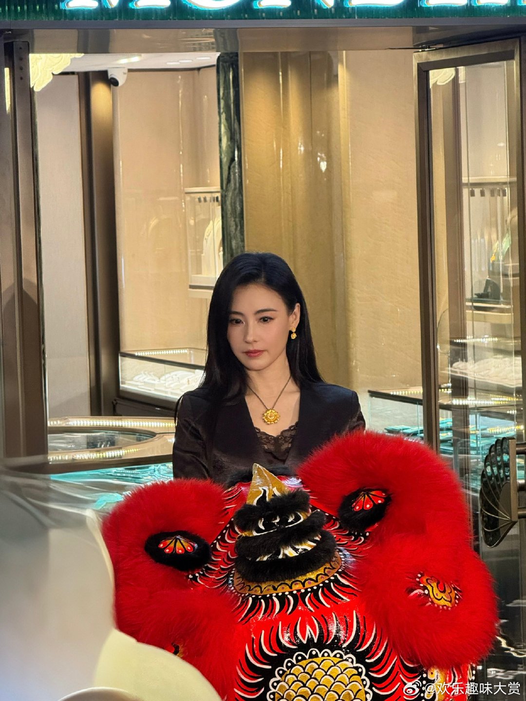 张柏芝今日活动状态岁月只给张柏芝带来了沉淀的成熟美，她身上这种端庄大气的气质太吸