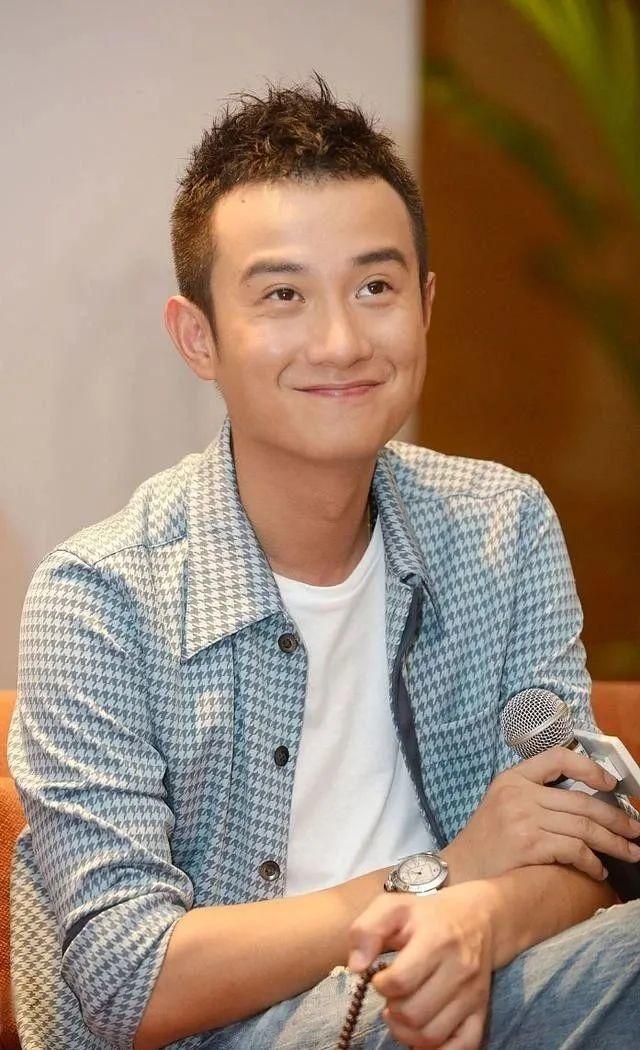 文章女儿晒和妹妹出游照

       近日，文章与马伊琍的大女儿文爱马在社交平