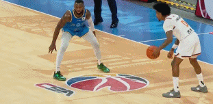 今天是顶薪！CBA上海击退北京，王哲林24分+17板+3助，拼下9个前板。开局就