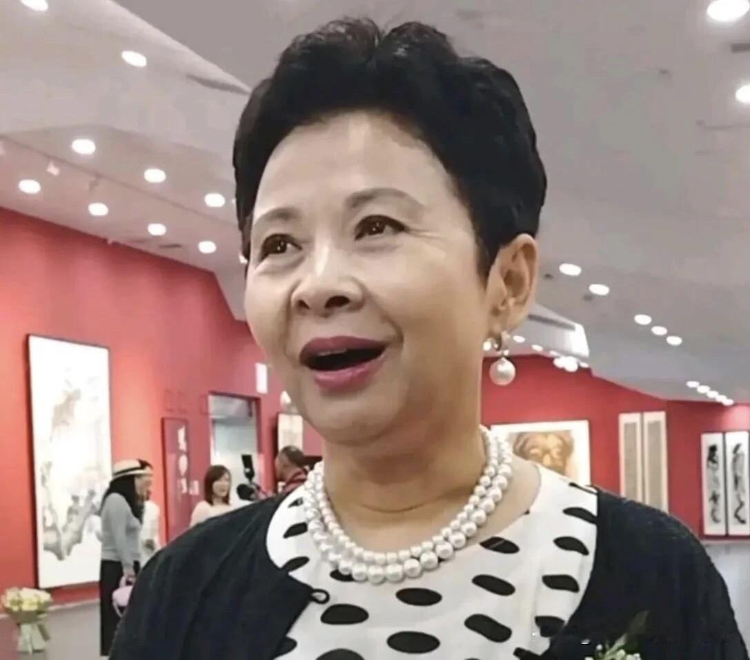这位在90年代可是比张也都要有气质的一个歌唱家，怎么现在老了就只是普普通通的大妈