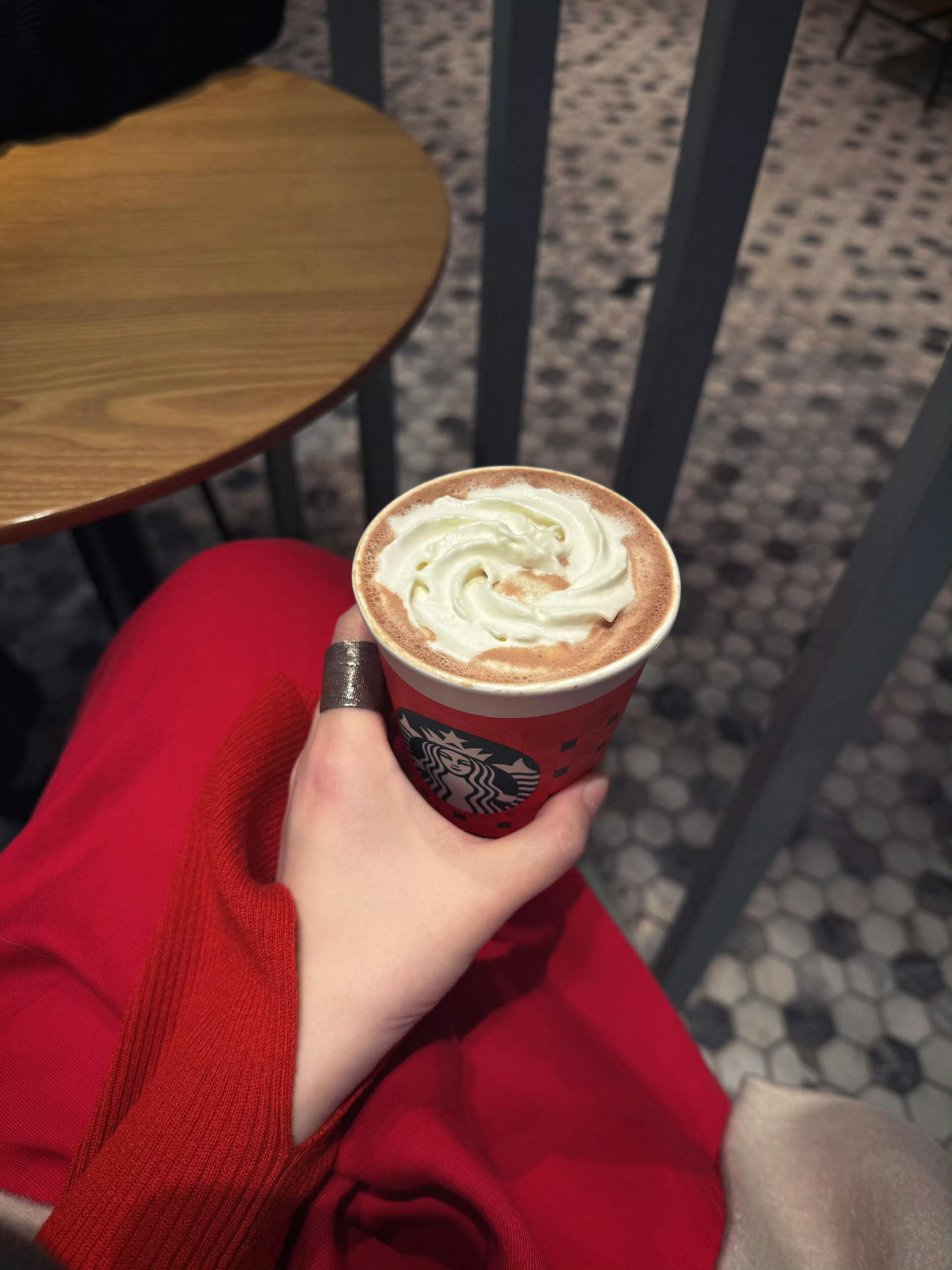 一年将近的你，辛苦了。这一年，你是不是也常常在深夜里，一个人对着天花板发呆，想不