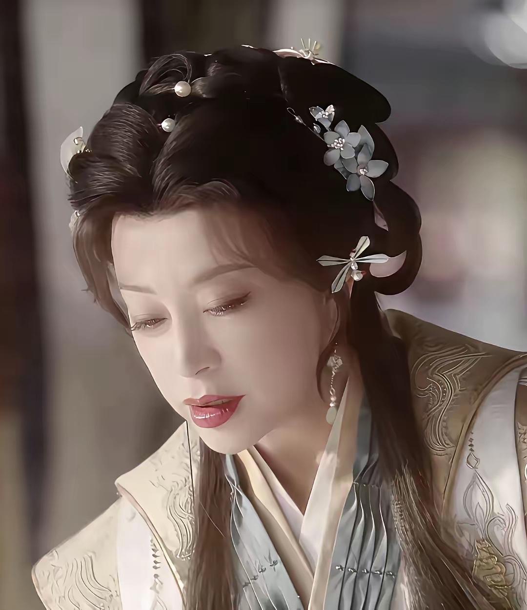 妈呀！大姐！
77岁的刘晓庆真的是忘记自己的年纪了吗？
40岁的时候可以演18岁