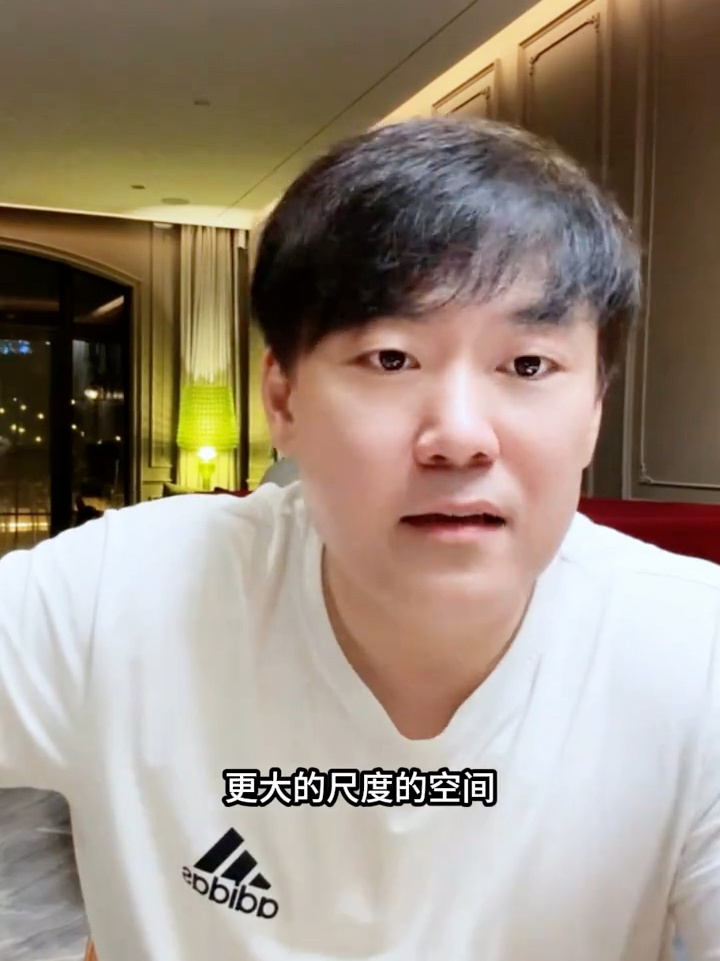 李小冉 你们还有戏拍，这句话底下有人回了一句，那你们还有戏拍吗。就这一问一答，比