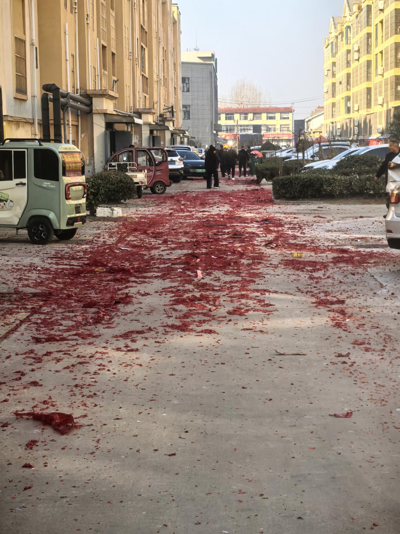 在山东大部分地区，还是流行着过年磕头的习俗。不仅是在自己家里磕头拜年，还要到同村