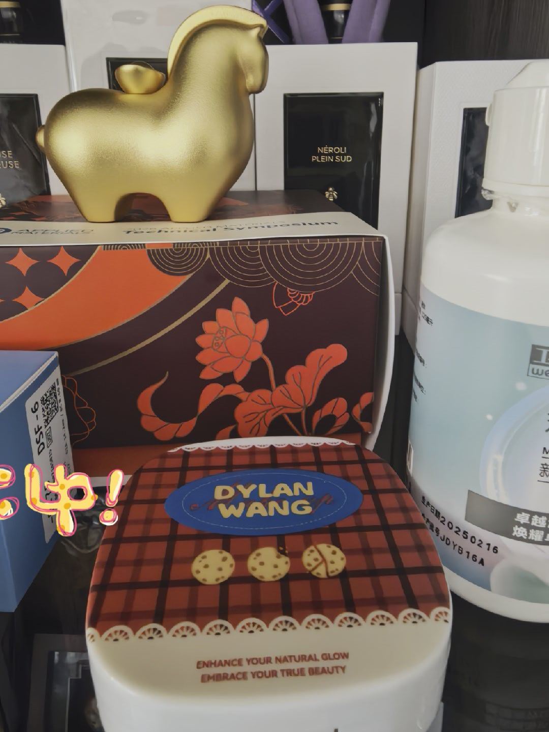 王鹤棣[超话]小朋友防控近视所以偶尔会用一次隐形眼镜盒。幸好有上次抽实物盲盒有一