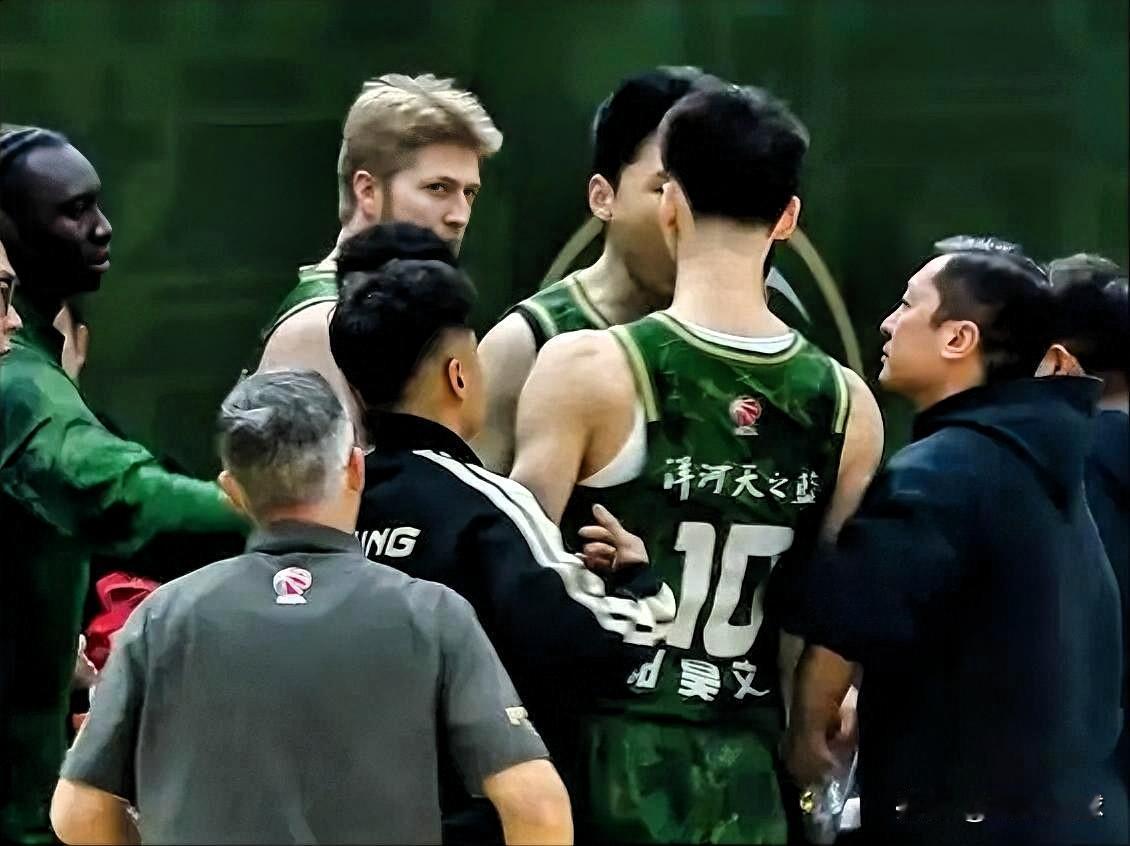 南京天才后卫郭昊文真是太猖狂了！在今晚南京对阵福建的第一节比赛中，上演了令人震惊