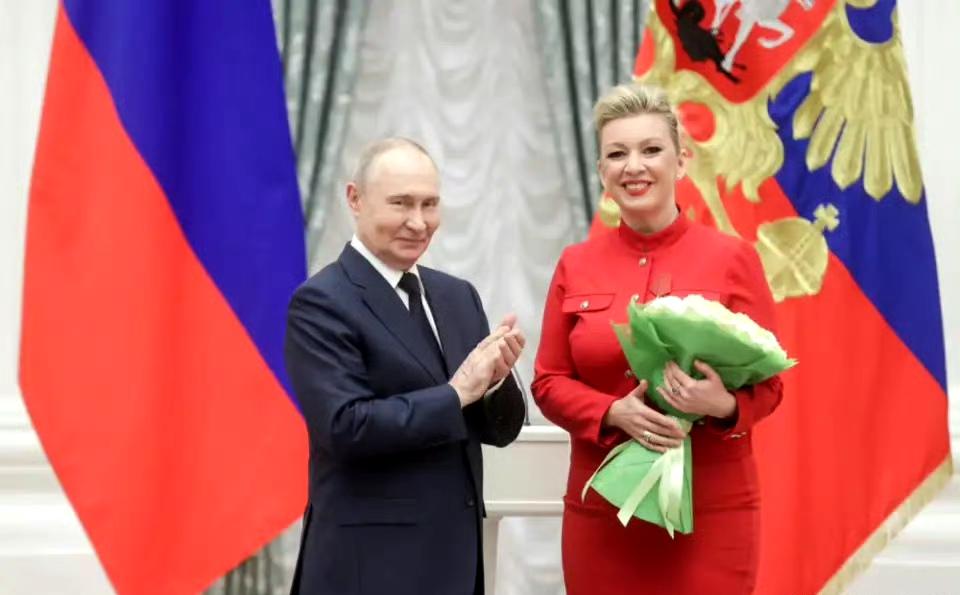 扎哈罗娃50岁生日之际，普京向她授勋，表彰其在俄罗斯外交领域工作10年的突出贡献