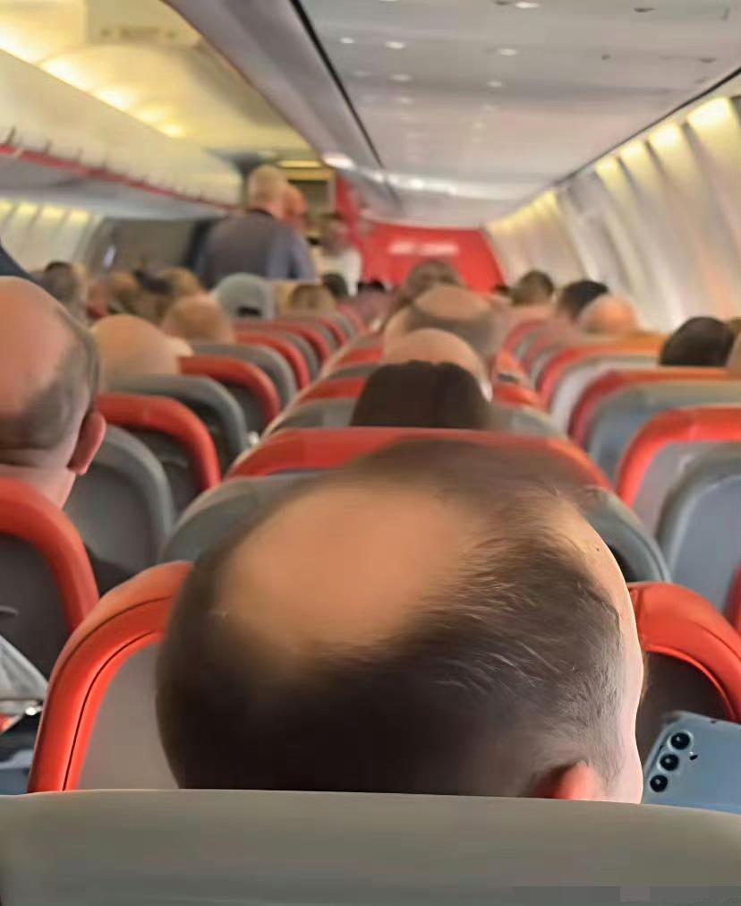 请用四个字形容这一车乘客。