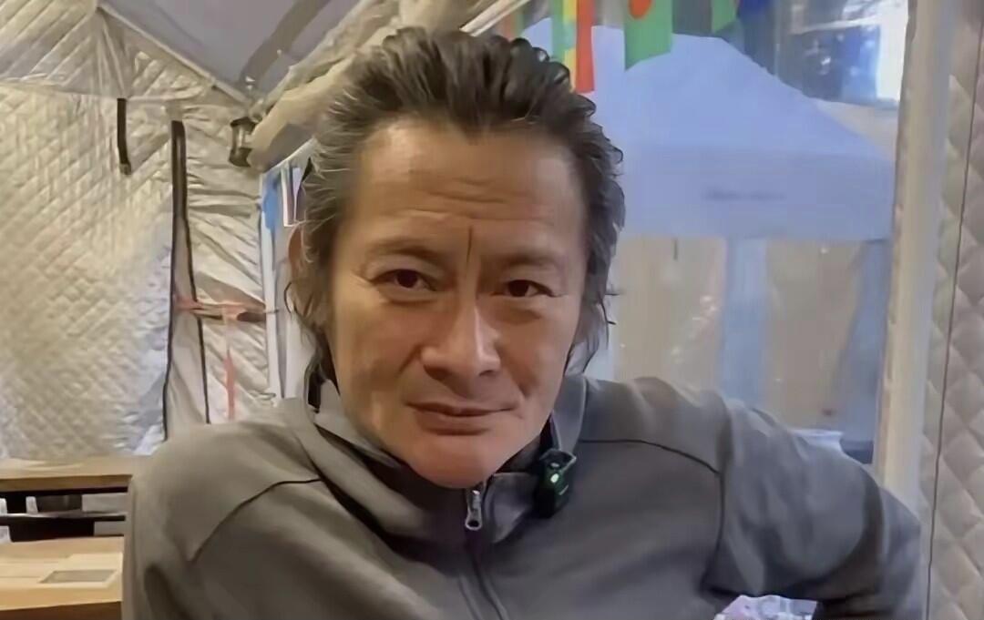 这是哪位男歌手？头发都白了不少，抬头纹一眼就能看见，听说他比较喜欢喝酒，会不会是