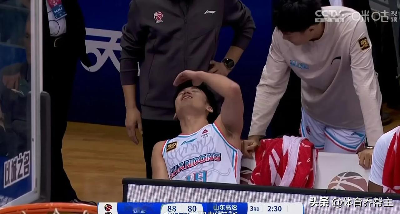 于德豪登场的第4分33秒，被吹罚了第六次犯规，毕业了...