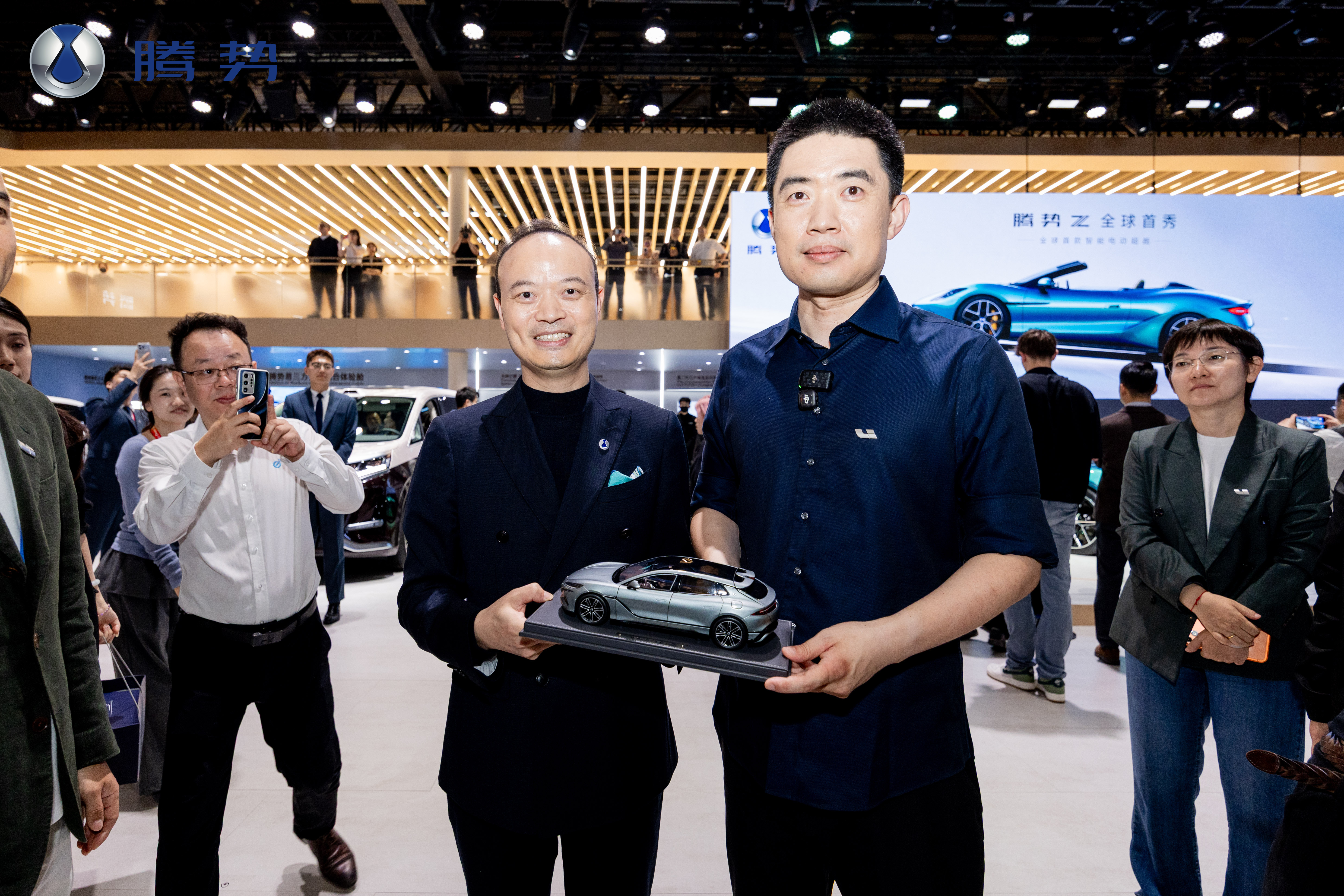 欢迎先生来到腾势展台！非常开心能一起逛逛腾势展台，聊产品、聊技术。我还给李想先生