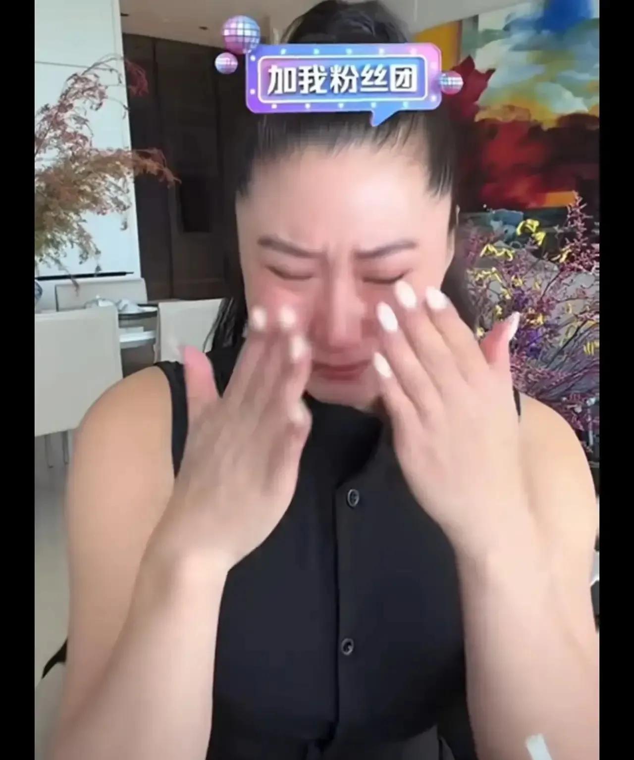 coco如今的生存压力应该挺大的，自己出来直播，那么多人问谢贤的事情，她顶着压力