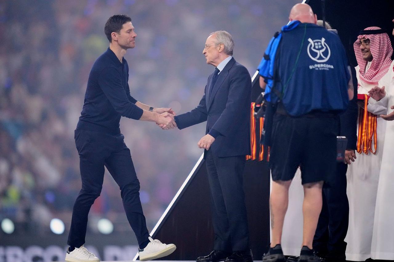 今日午后，俱乐部主动联系阿隆索并将离任方案摆上桌面，将其作为一项切实可行的选择。