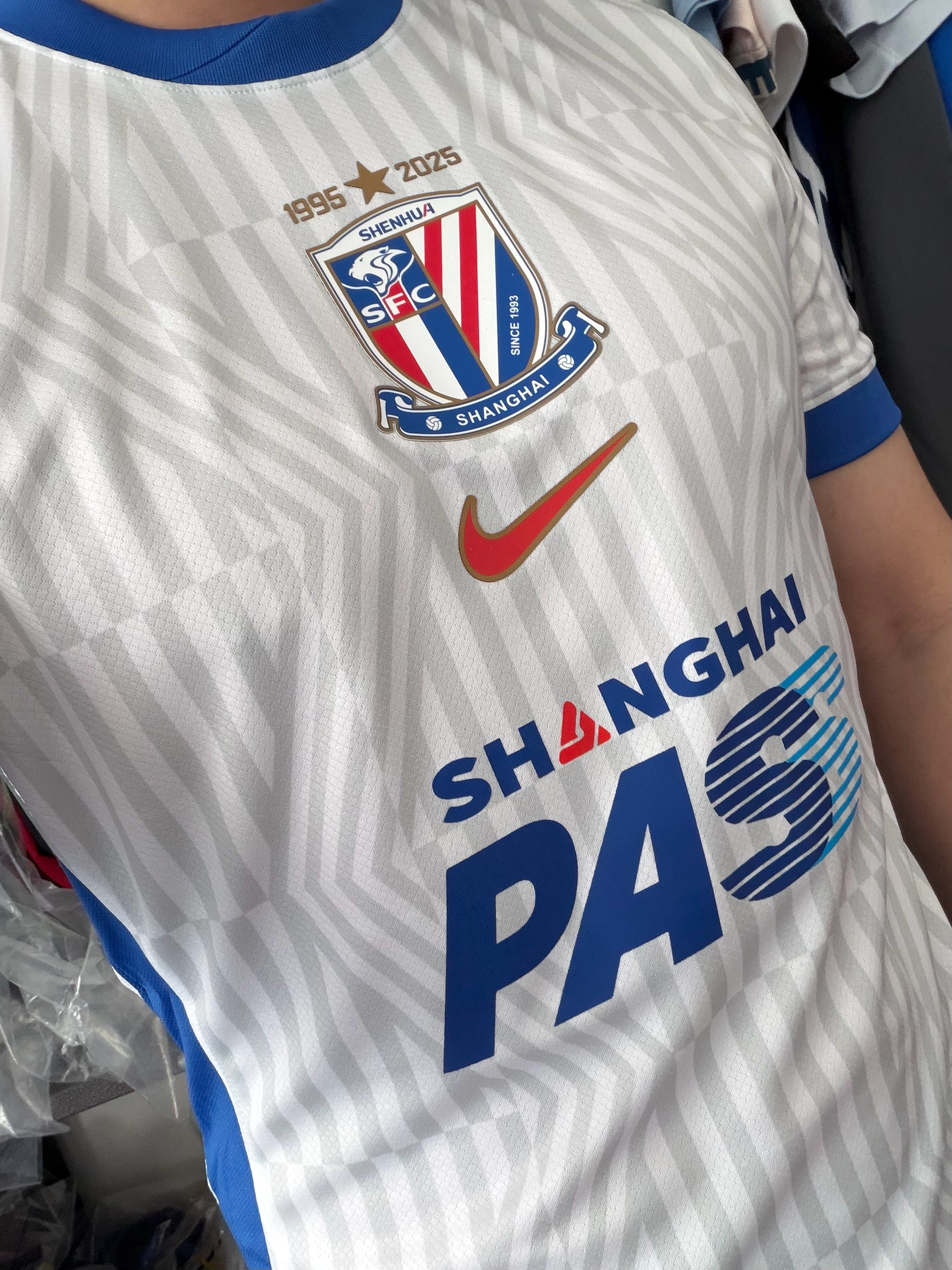 尺寸M，因为球员版是欧码，虽然略微收腰，但胸围足够，所以我还是可以穿下，非常喜欢