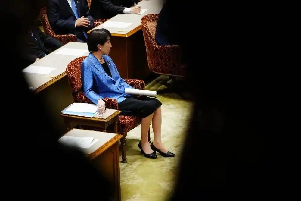 高市早苗深陷多重危机濒临下台！

强硬对华政策彻底翻车，政坛内斗、民众抗议、中方