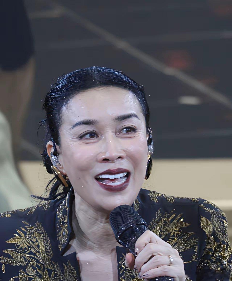 那英牙齿镶钻了，没想到那英挺时尚，快60岁一口陶瓷牙，可能还做了牙齿美白，牙齿上