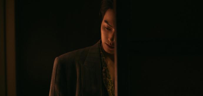 许凯胸肌差点失守 身姿挺拔，好身材藏都藏不住 