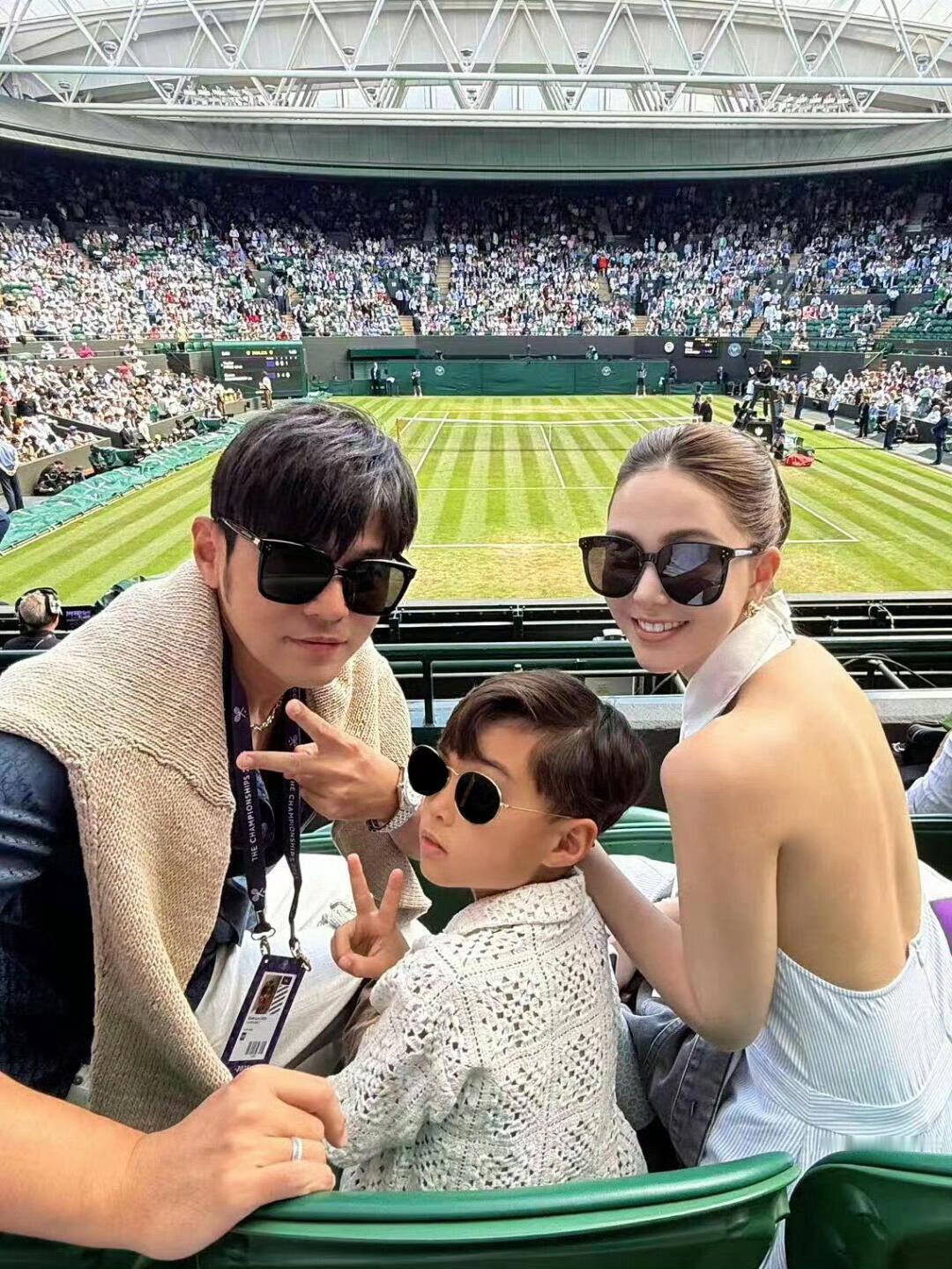 周杰伦昆凌儿子罗密欧近照《粉色海洋》的时候还那么小只的罗密欧，转眼就能打网球了说