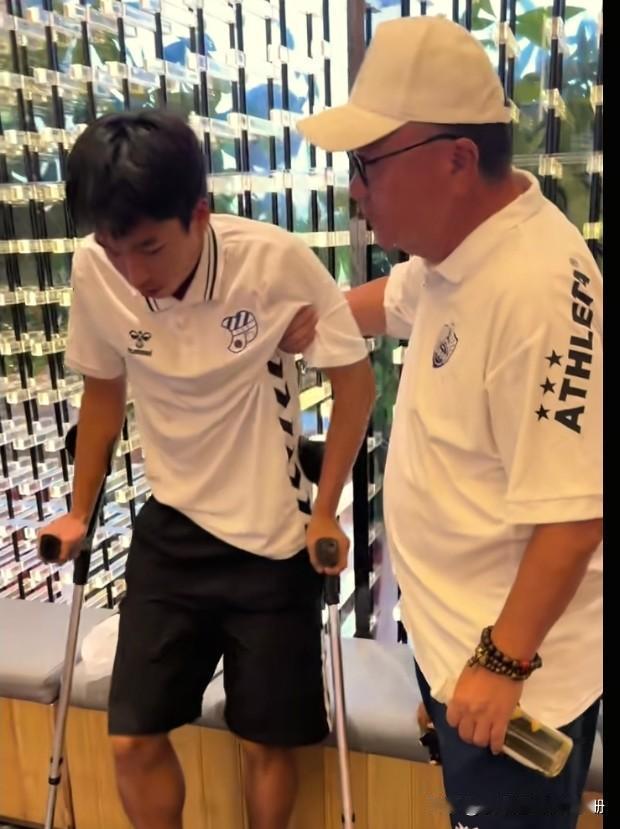 坏消息黄子杰季前赛受伤！
董路像极了老父亲一样，把黄子杰扶起来，又招呼老二、凯凯