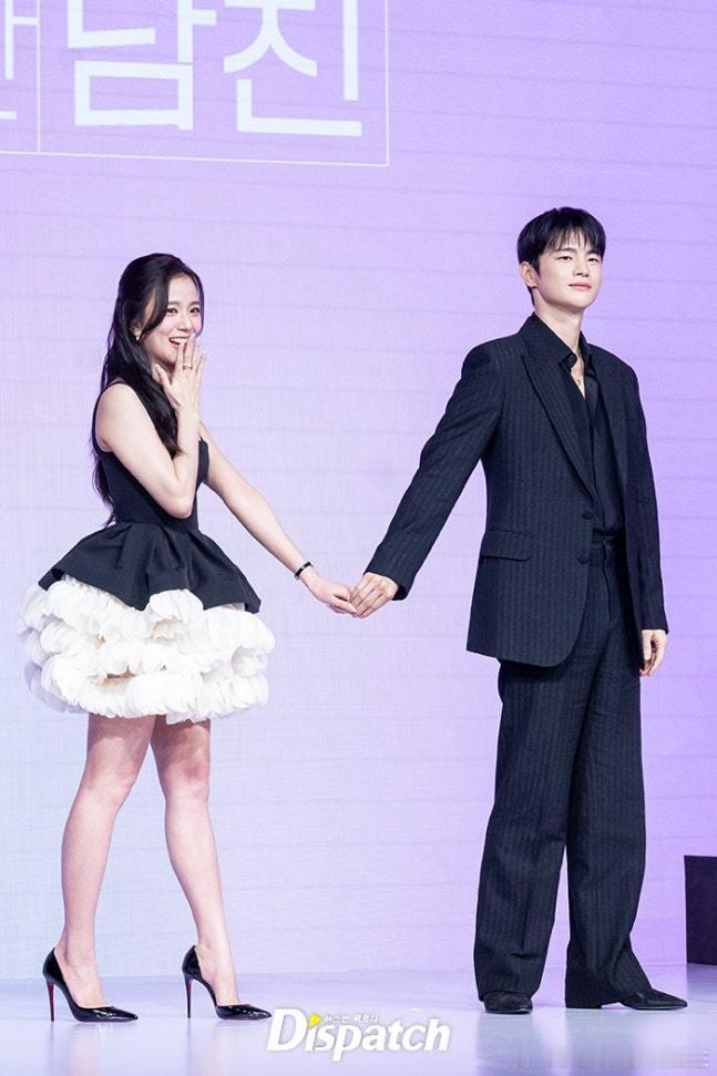 26日，kimjisoo 金智秀与徐仁国 主演Netflix新剧《月刊男友》举行