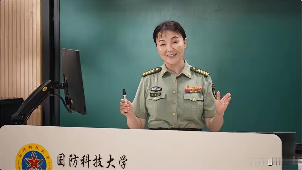 国防科大最美女教授：21岁放弃安稳前程从军，把枯燥思政课讲成封神课堂
 
傅婉娟